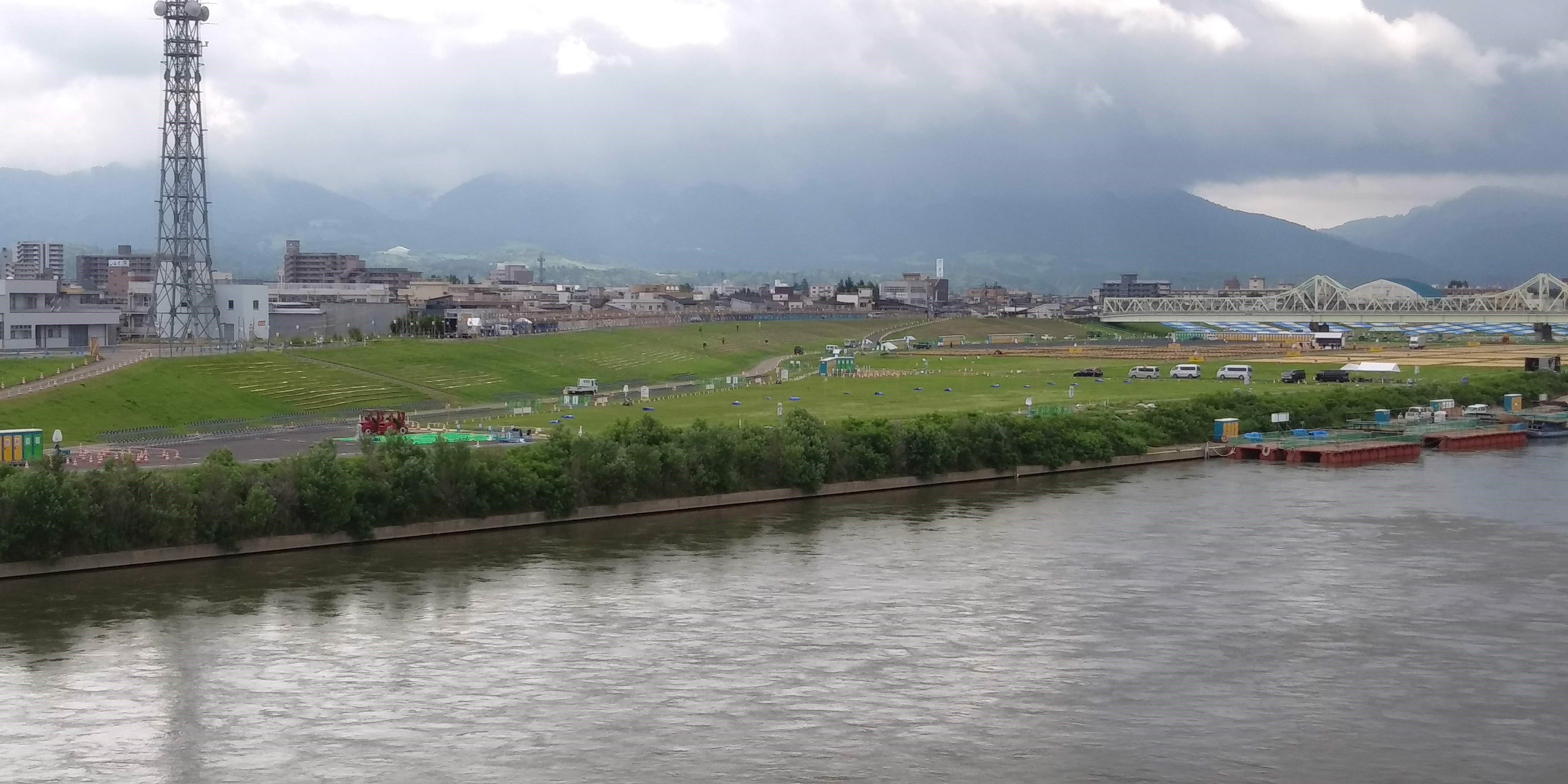 長岡市にある信濃川の東側の風景